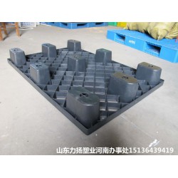 力揚(yáng)出口用塑料托盤，一次性黑色塑料托盤，送貨塑料托盤