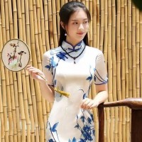 一手蒲扇，一色青衣，做一個(gè)青花瓷般的旗袍美人！