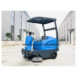 廊坊小型駕駛式掃地車，電動(dòng)清掃車